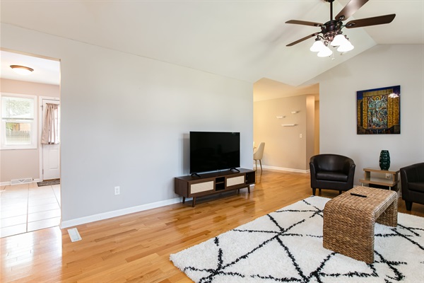 TDJ Getaway<>4BR Home w/game room, photo 15