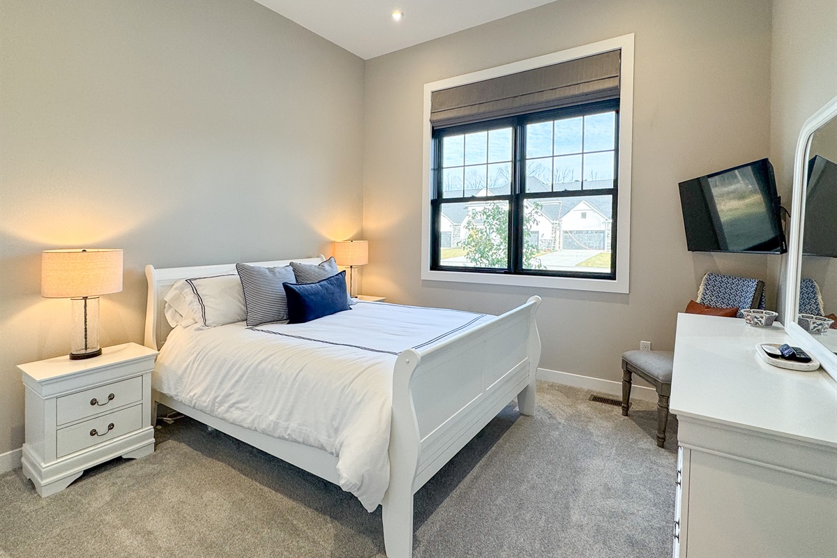 Guest bedroom with queen.