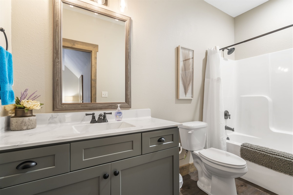 Ensuite bathroom for upstairs King bed #2