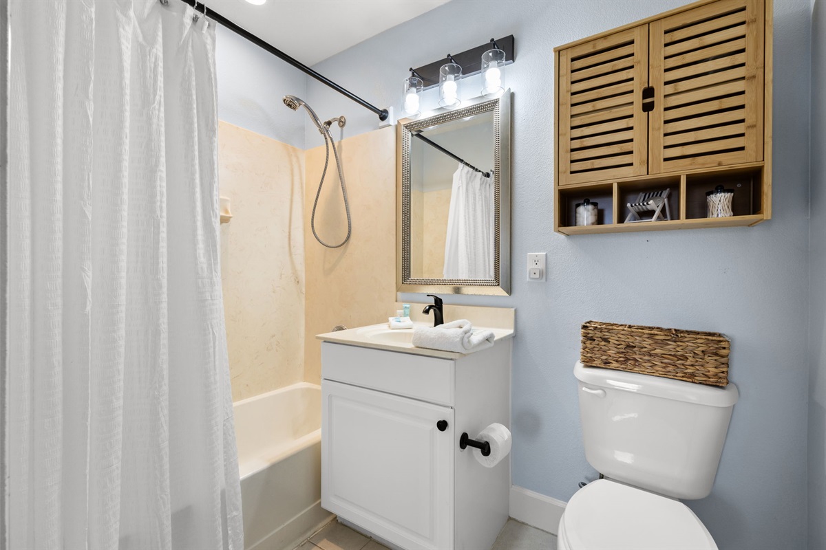 Master En-suite | Complimentary Toiletries | Hair Dryer