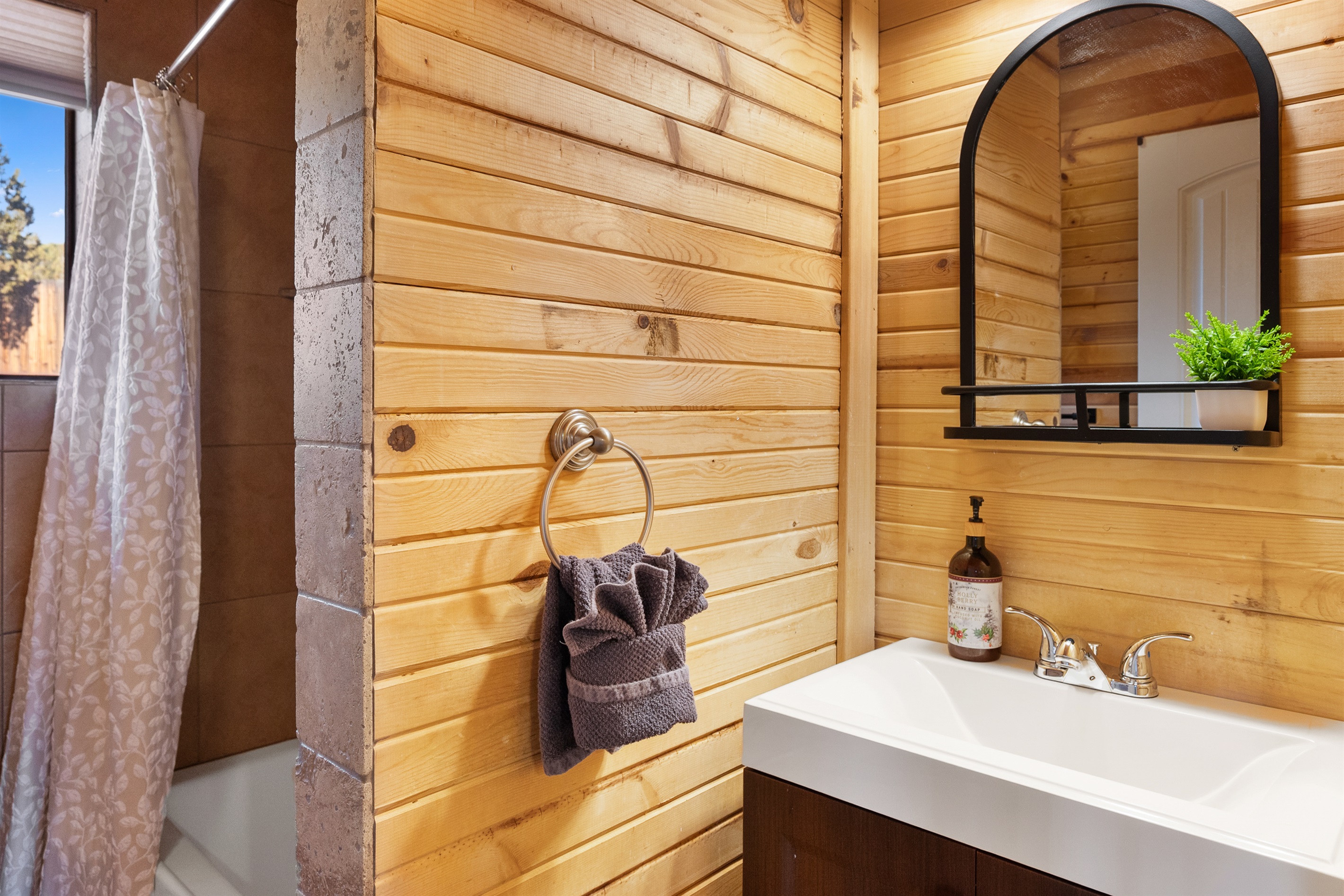 Relax and Refresh: Spa-Like Bathroom Retreat with Shower/Tub Combo