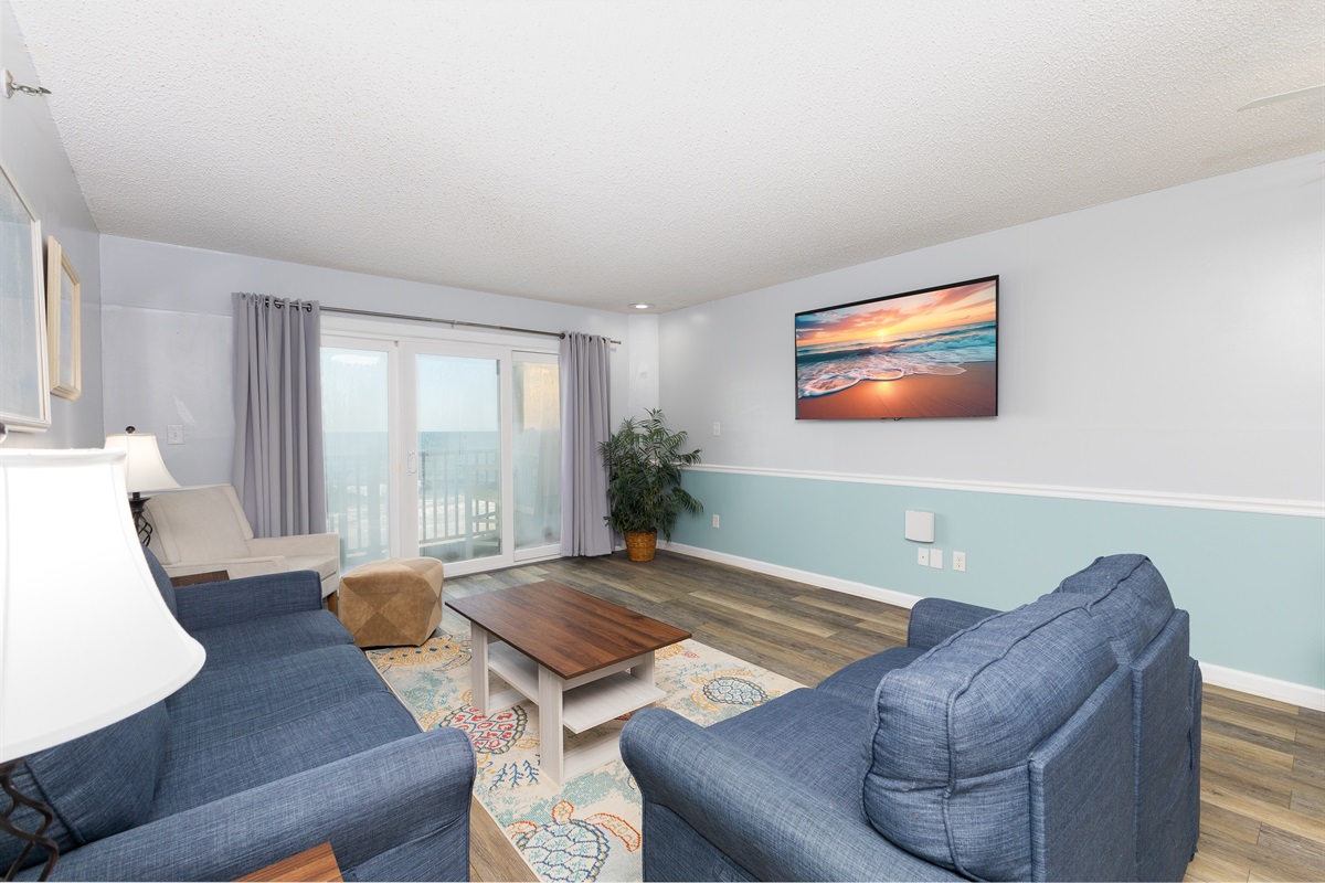 Enjoy a cozy stay with a Smart TV and breathtaking ocean views!