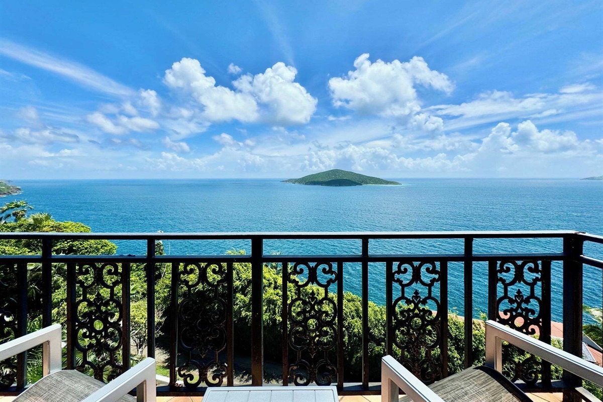 Looks out over Hans Lollik