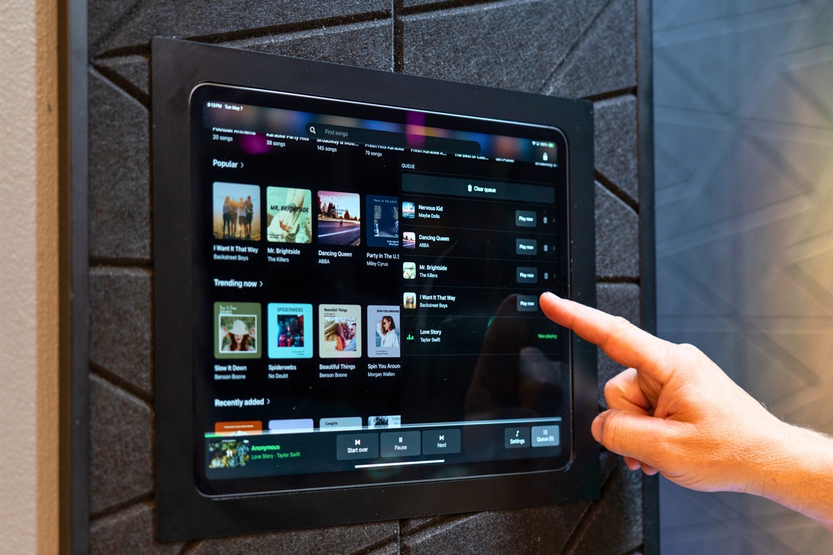 Top-notch sound systems ensure you sound your best, with comfortable seating for your audience.