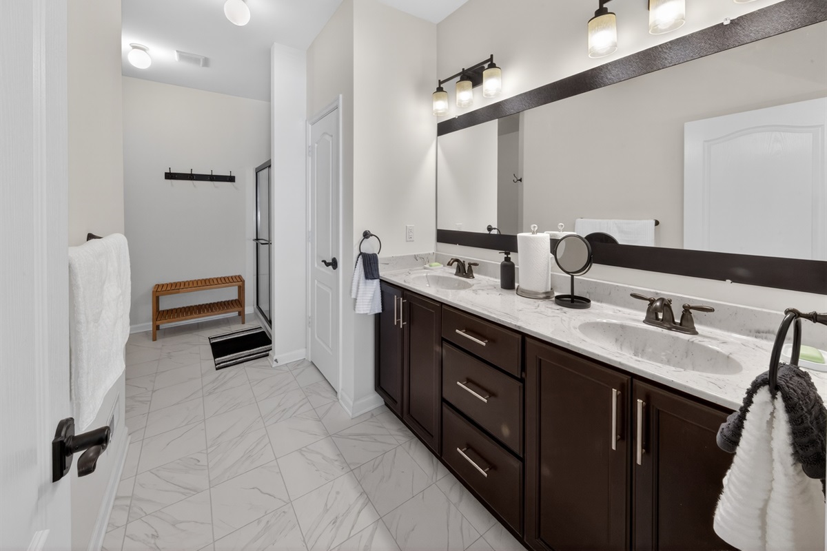 Double vanity, full set of linens, hair dryer