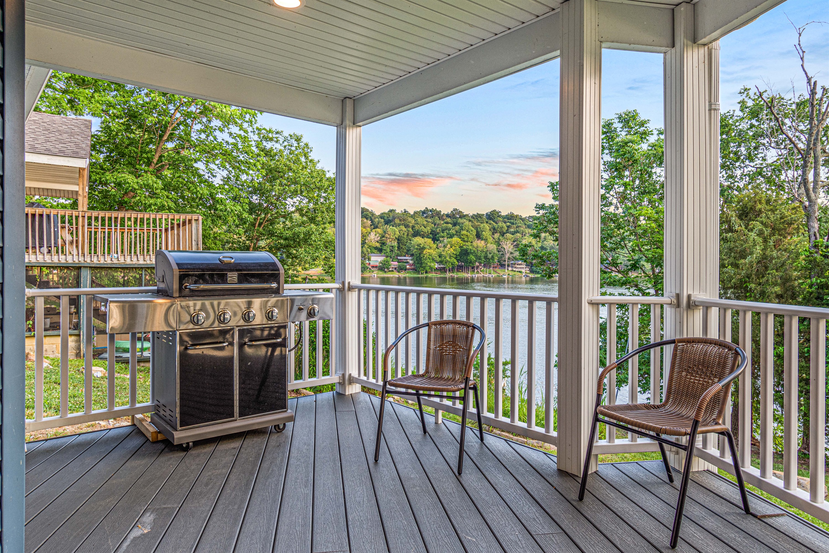 Enjoy the lake views and a beautiful sunset while you grill up dinner on the gas barbecue – a perfect way to end your day.