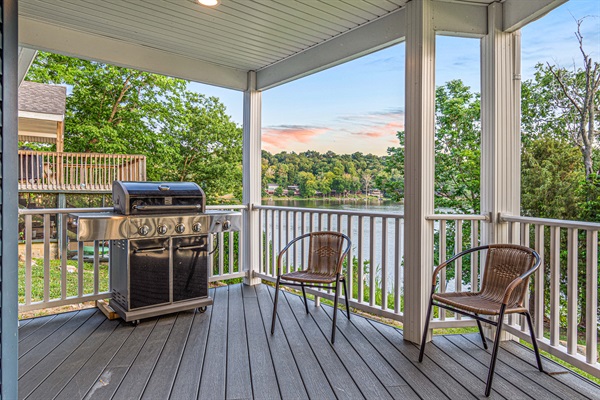 Enjoy the lake views and a beautiful sunset while you grill up dinner on the gas barbecue – a perfect way to end your day.