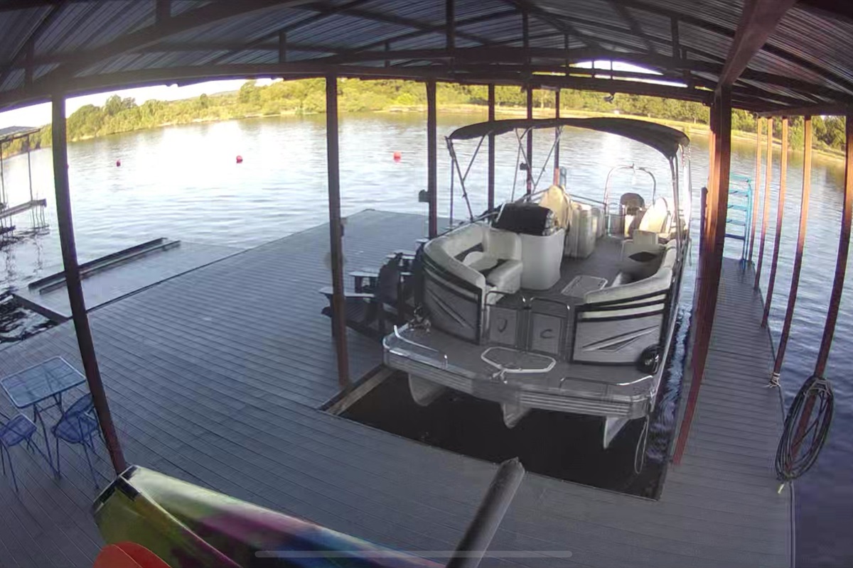 boat lift suitable for both pontoon and v-bottom boats