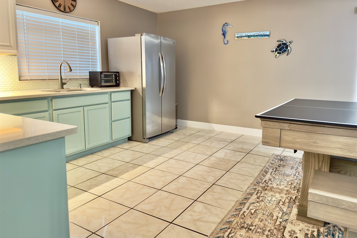 The combination not only brightens the space but ties beautifully into the relaxed, coastal theme seen throughout the home.