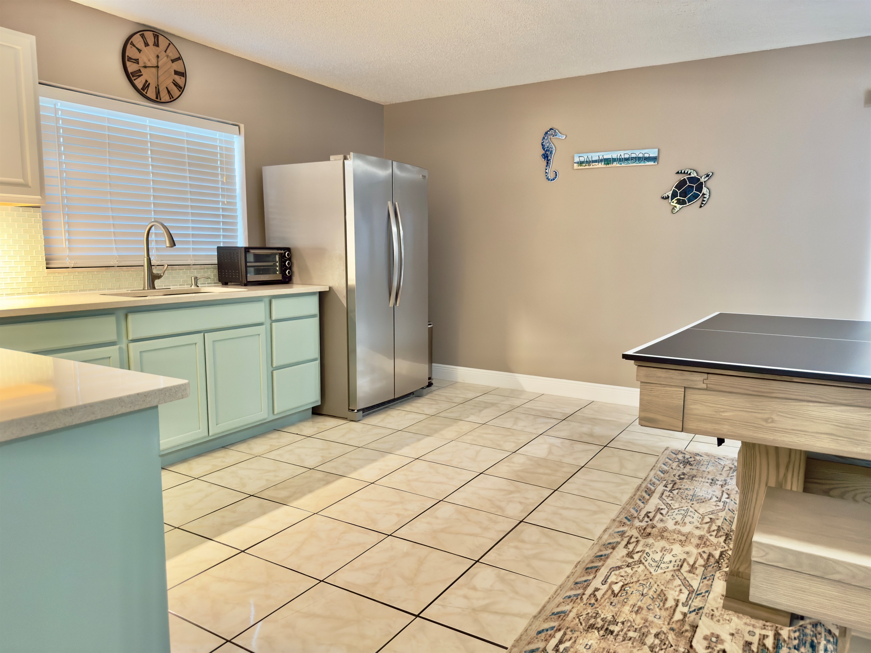 The combination not only brightens the space but ties beautifully into the relaxed, coastal theme seen throughout the home.
