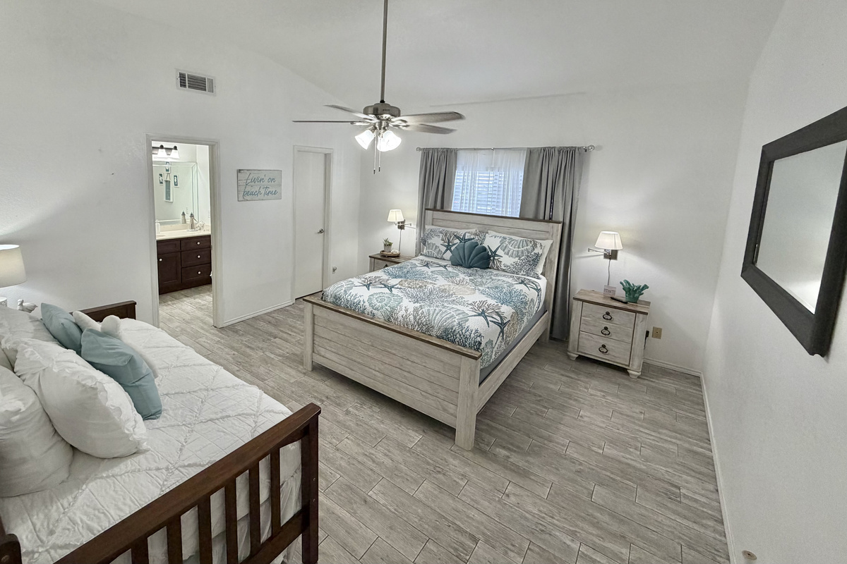 Coastal Comfort – Spacious Queen & Twin w/trundle Bedroom