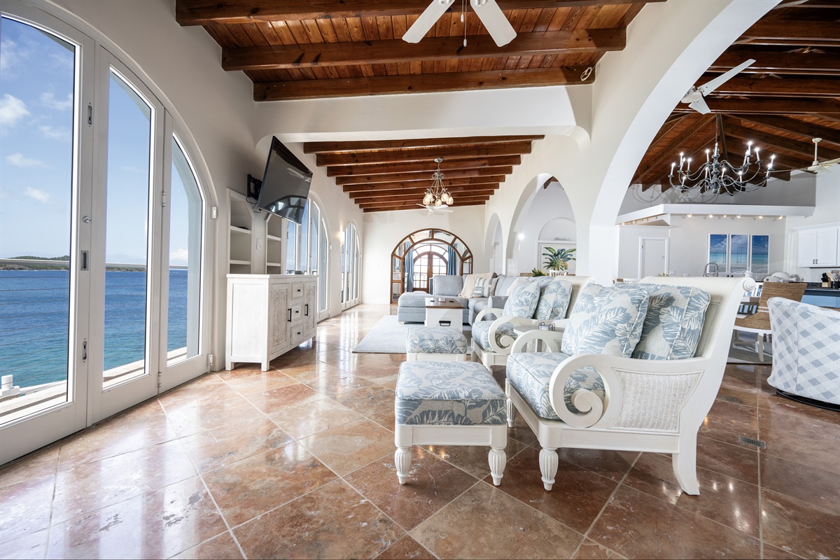 Sun-drenched living spaces that open up to the endless horizon.