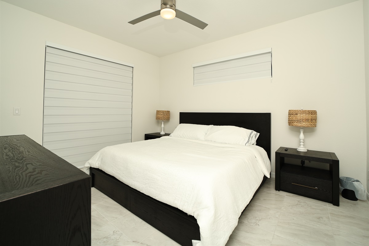 Queen bed in bedroom 4