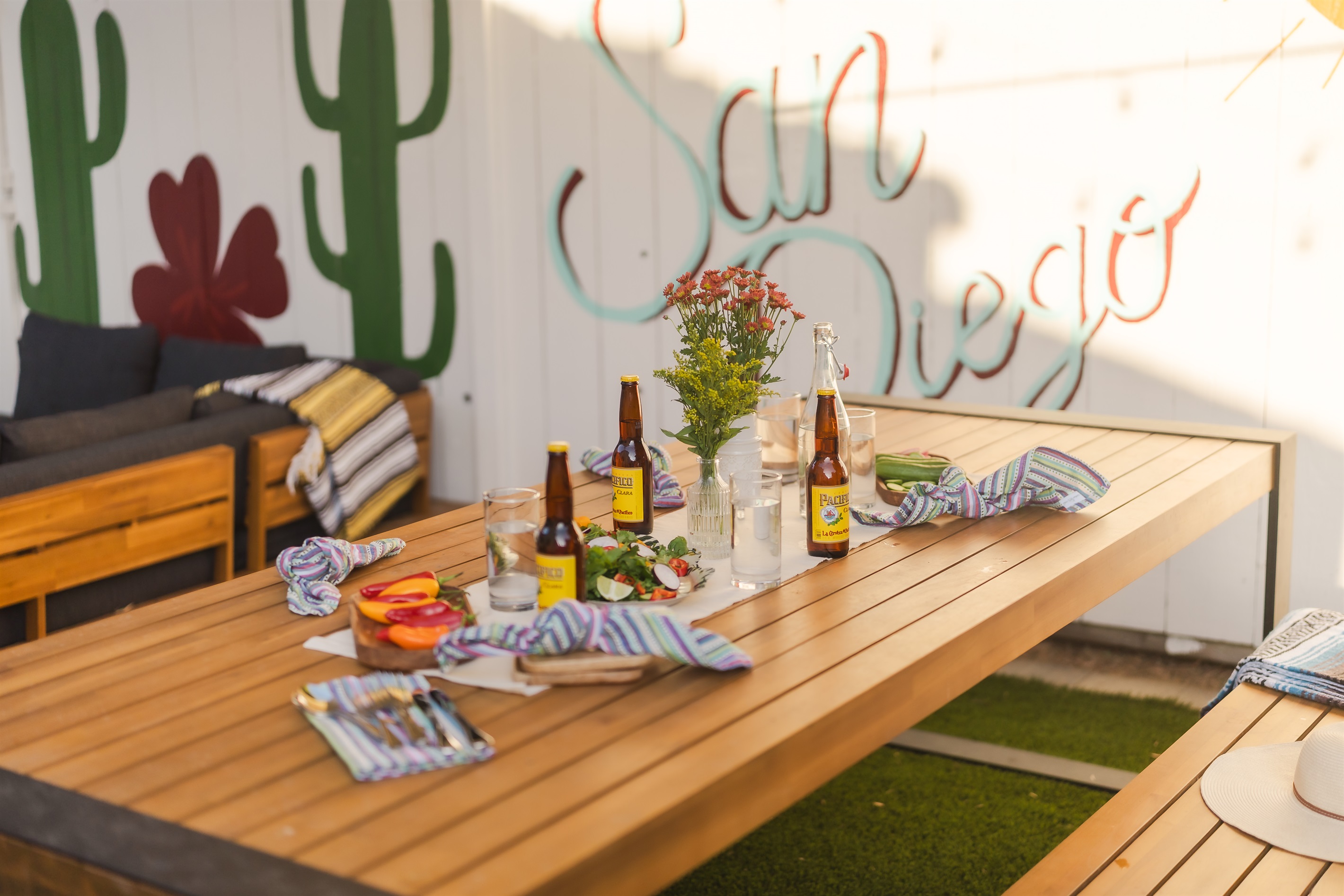 Baja bites + sunshine vibes ☀️🌮 Our backyard was made for slow sips, quick laughs, and easy evenings. Whether it’s taco night or takeout, gather around and let the San Diego magic do its thing.