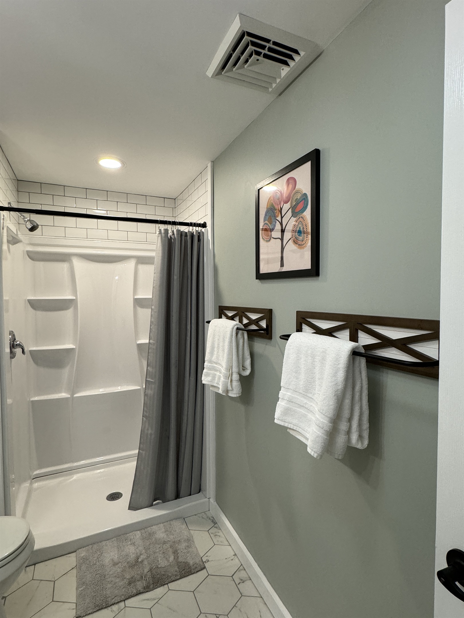 Spring Lodge - Large bathroom with wide shower