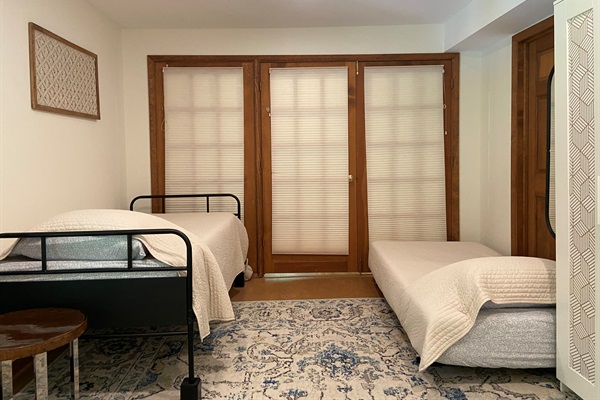 When there are four guests, we will set up the twin trundle mattress for you