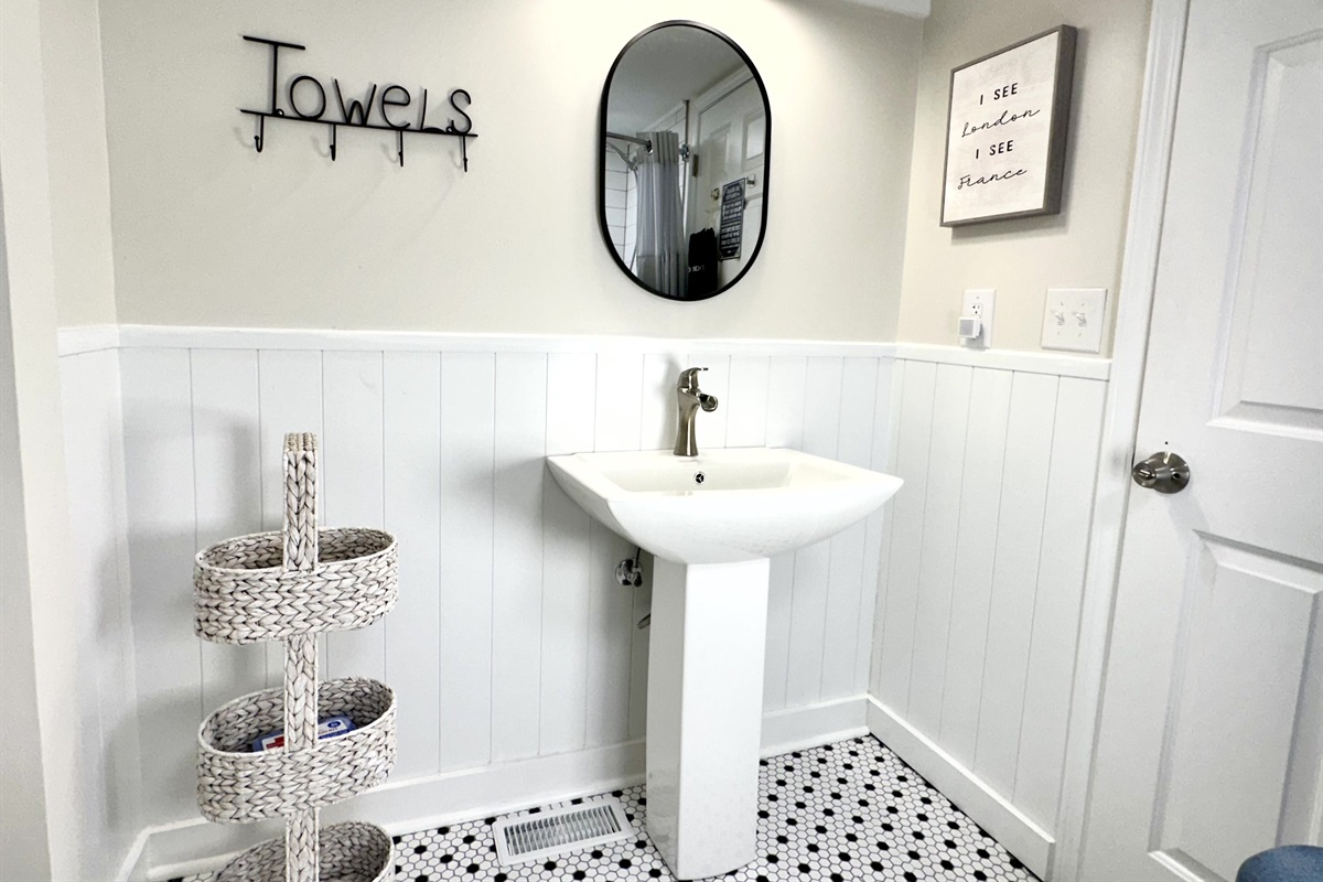 Super-cute bathroom, perfect for primping