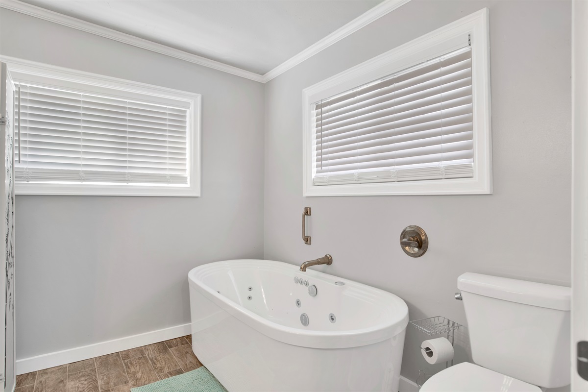 Relaxing soaking Tub! Just add bubbles for a soothing bath.