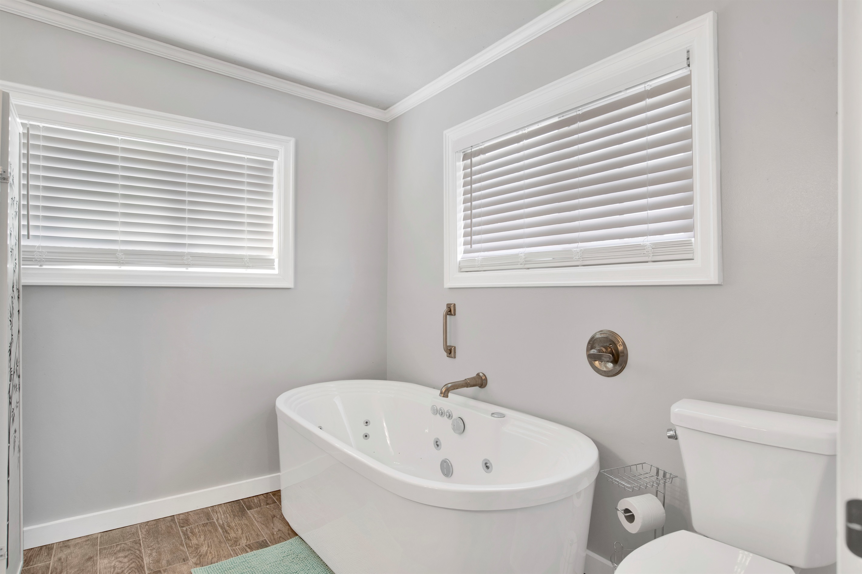 Relaxing soaking Tub! Just add bubbles for a soothing bath.