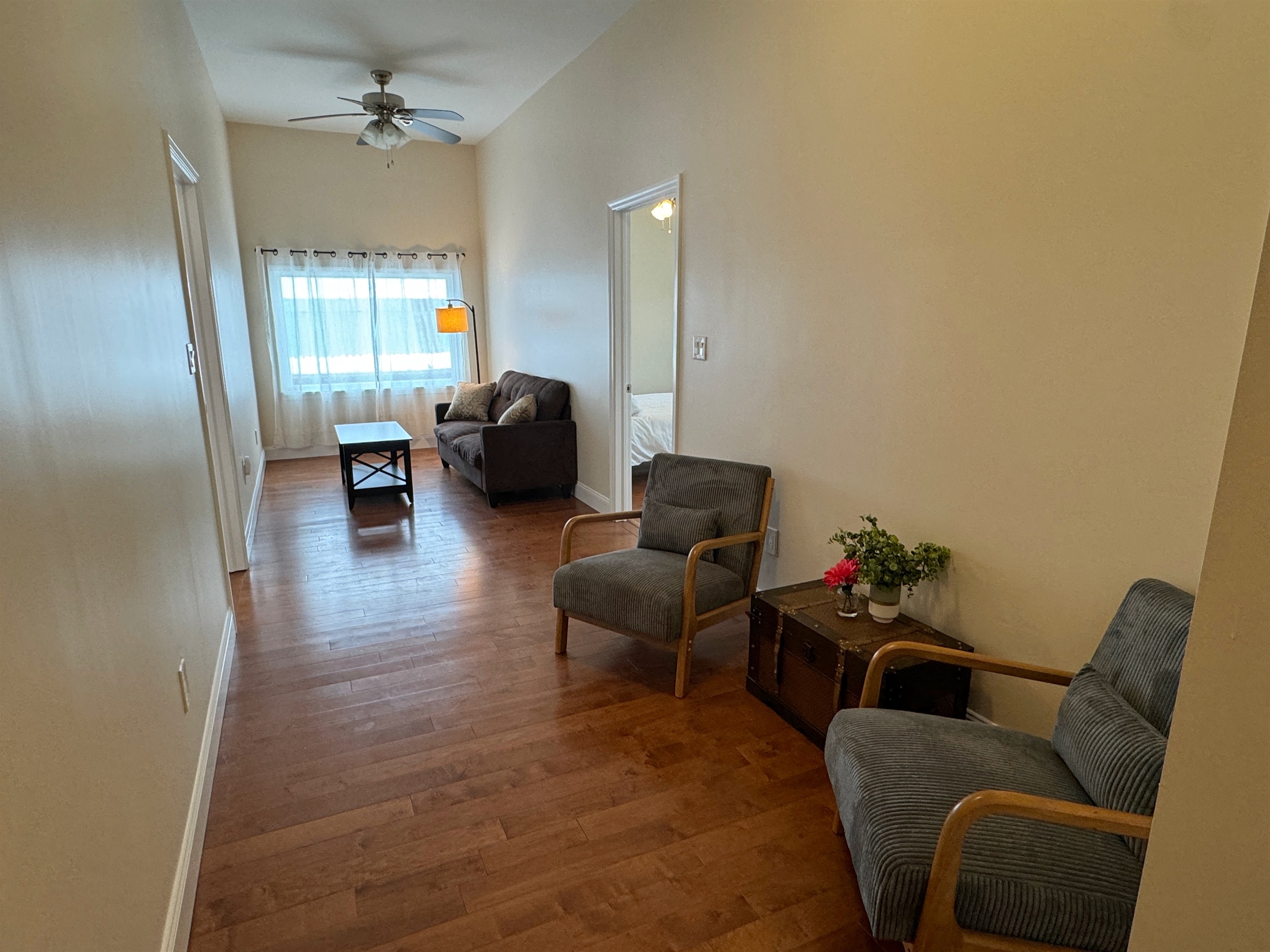 Hallway sitting area between Queen #2 and #3