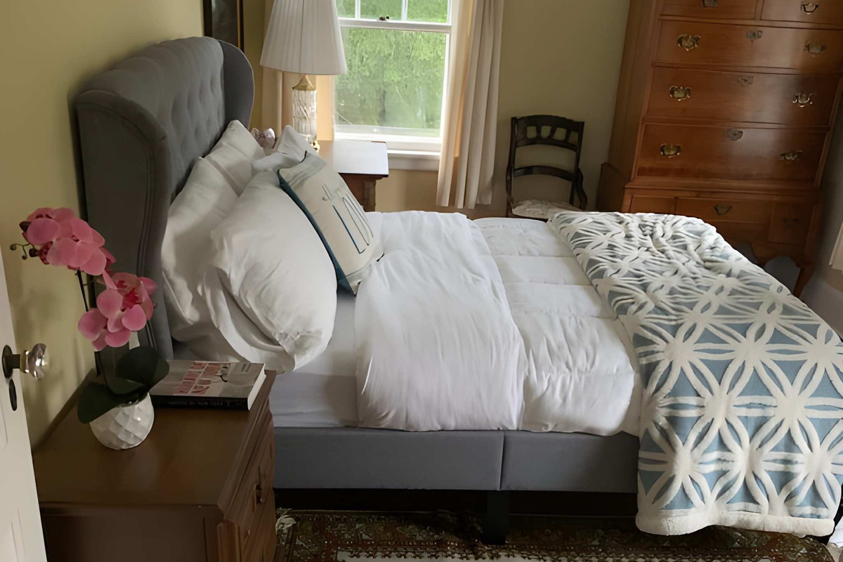 Bedroom 2 with queen size bed 