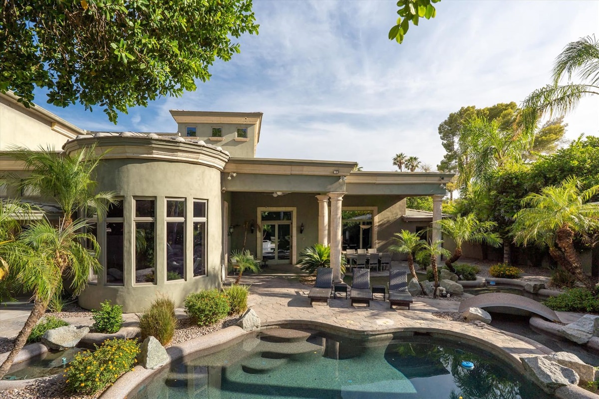 7BR+ Bonus Room Phoenician Mansion w/ Hot Tub&Pool-Heat Avail! — 7BR+Bonus Room Phoenician Estate • Heated Pool + Hot Tub, Phoenix, Arizona — photo 8