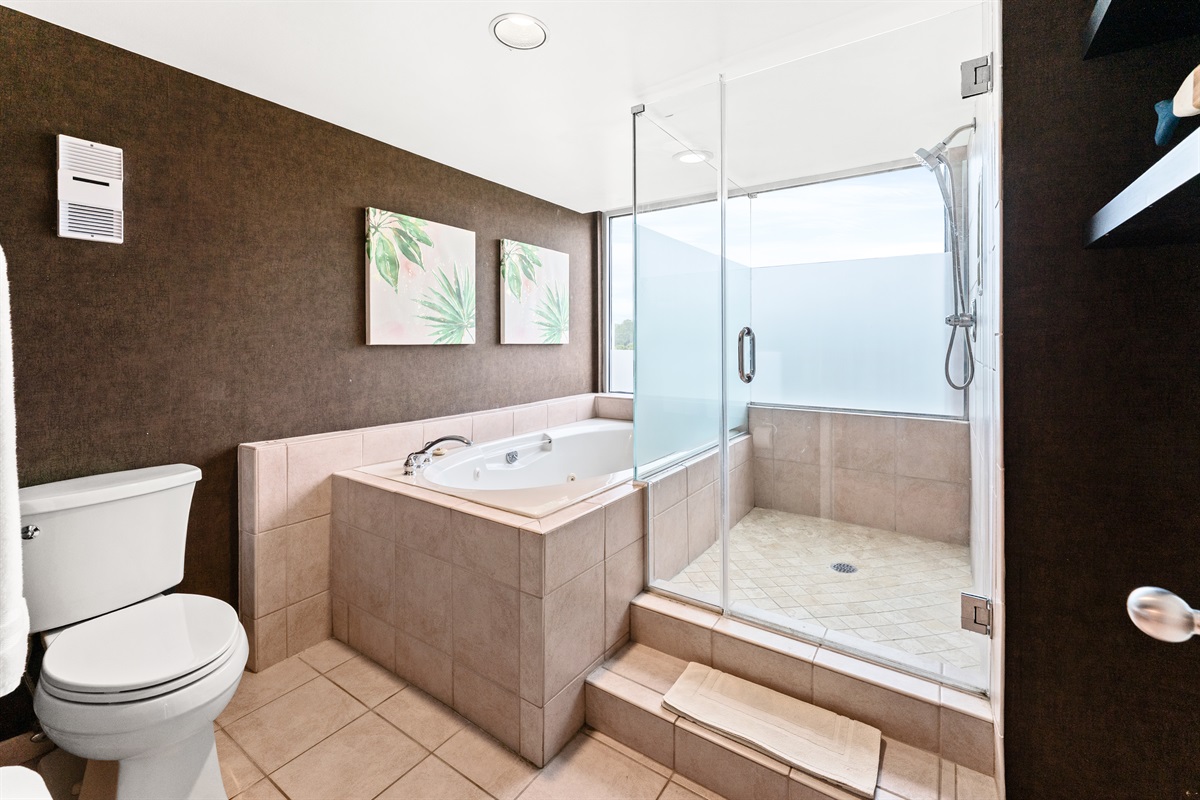 Main Bathroom Oasis! Double sinks, huge shower and large tub