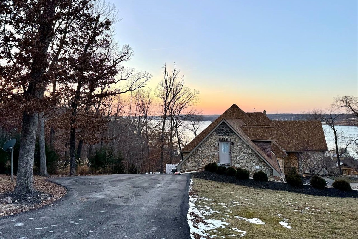 Private parking access for the Hideaway and enough space for two cars. Great views and you can watch the sunset. 