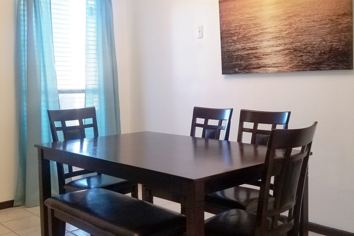 Seating for 6 in the dining area