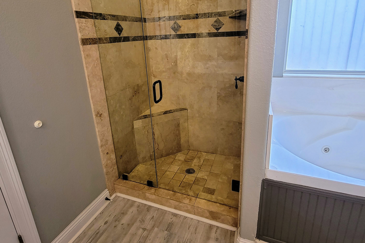 Walk-in shower & jacuzzi tub