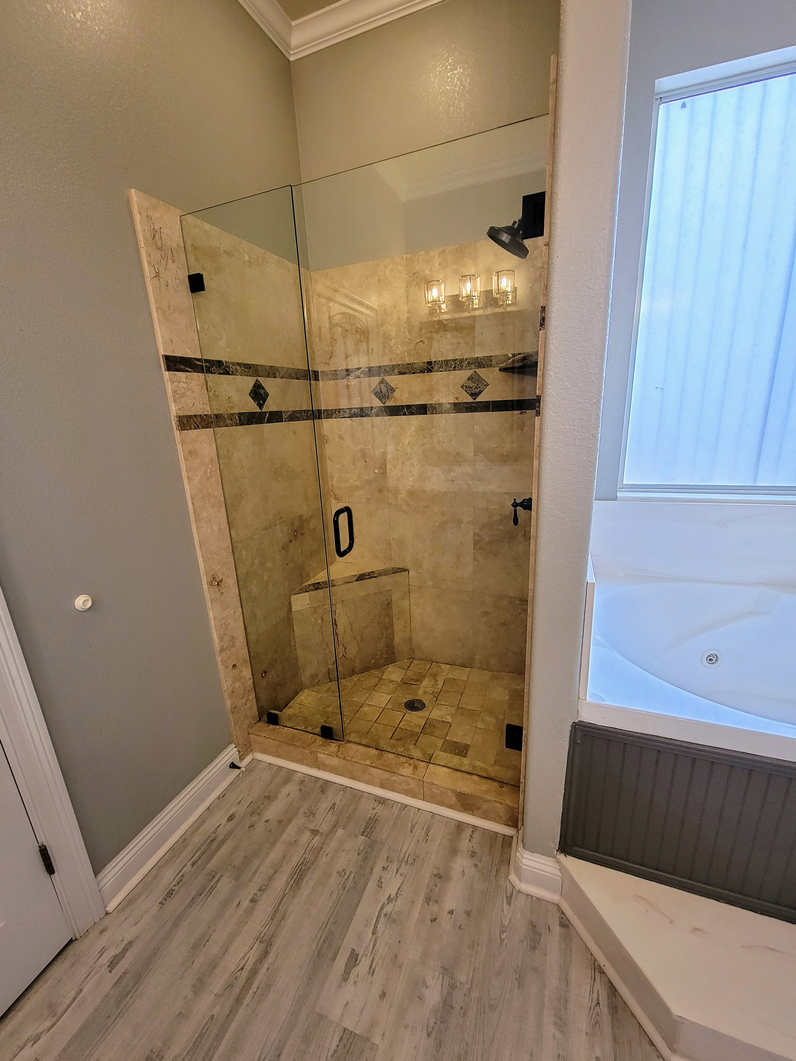 Walk-in shower & jacuzzi tub