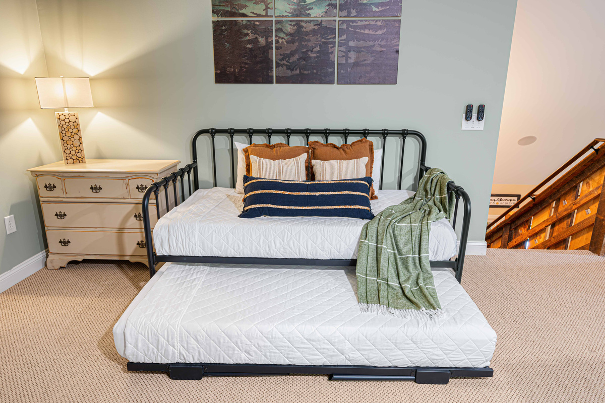 Loft bedroom with 3 twins, or pop up the trundle and make it a king!