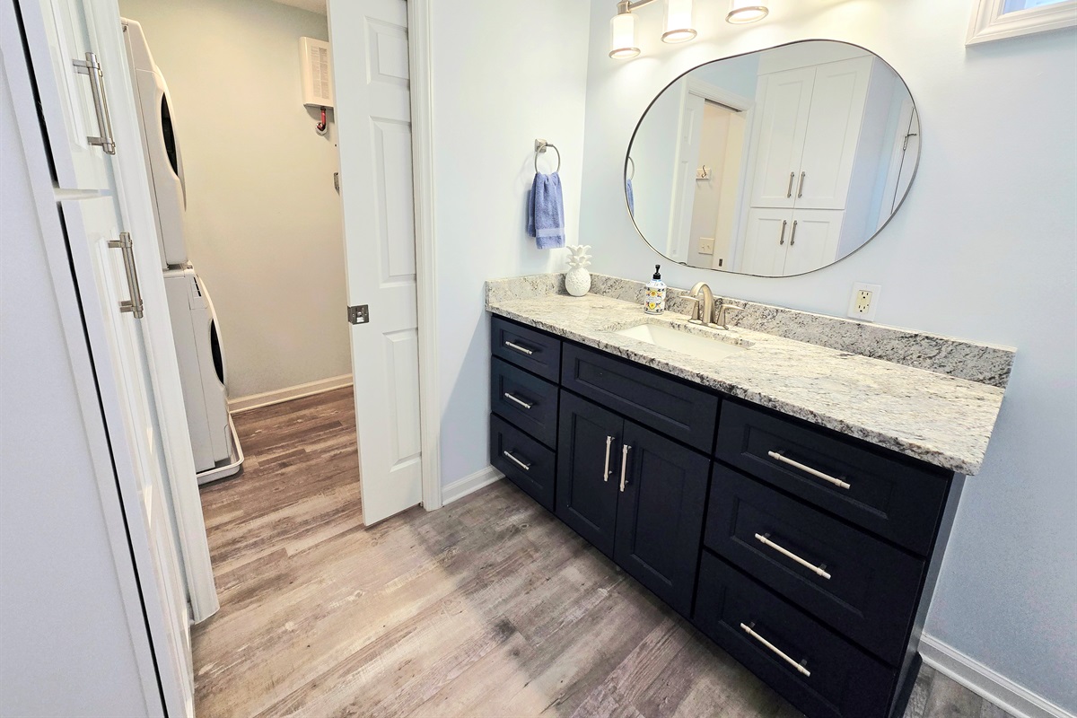 Ensuite Full bathroom w/ Laundry