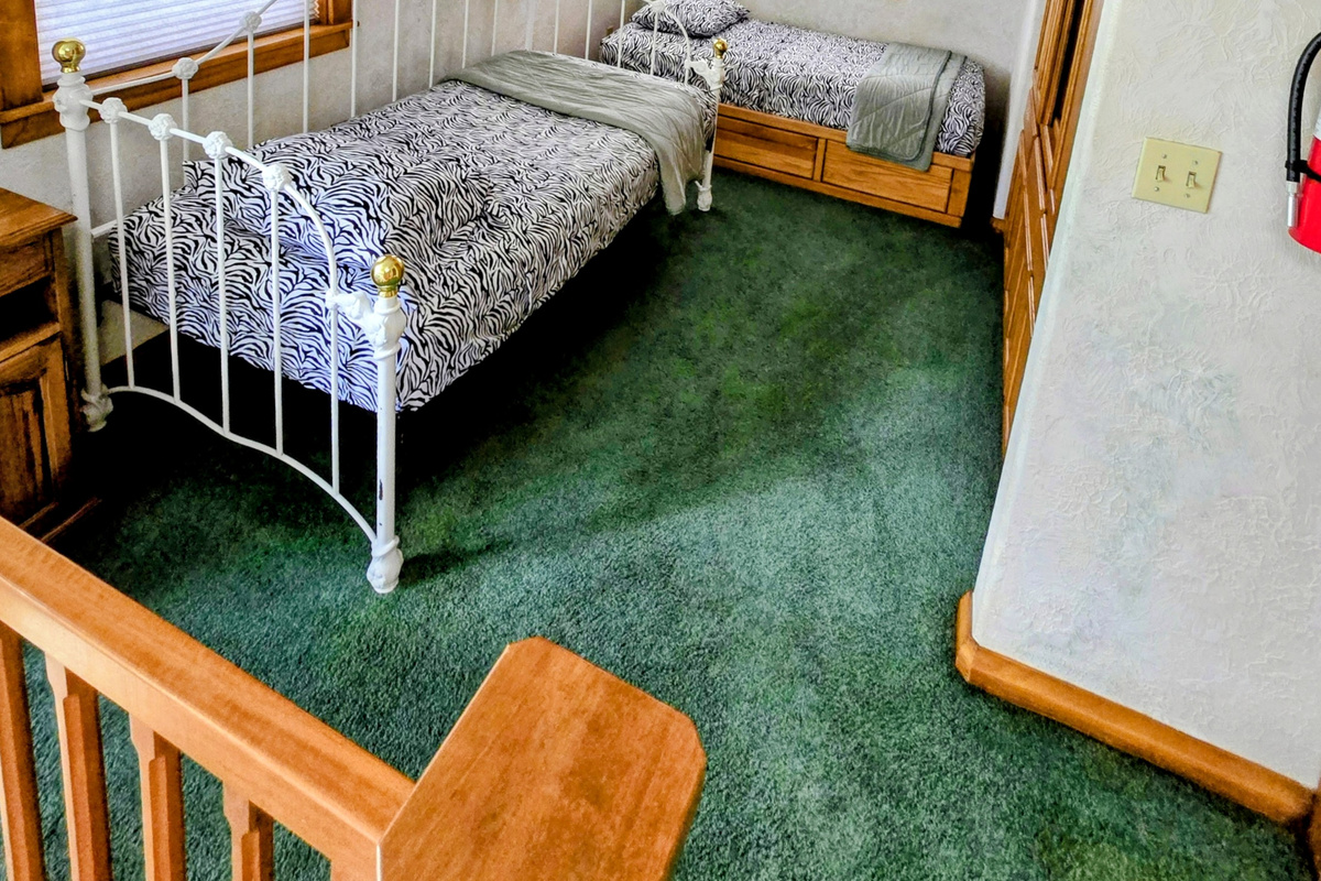 Loft with 2 twin beds on second floor (with Master)