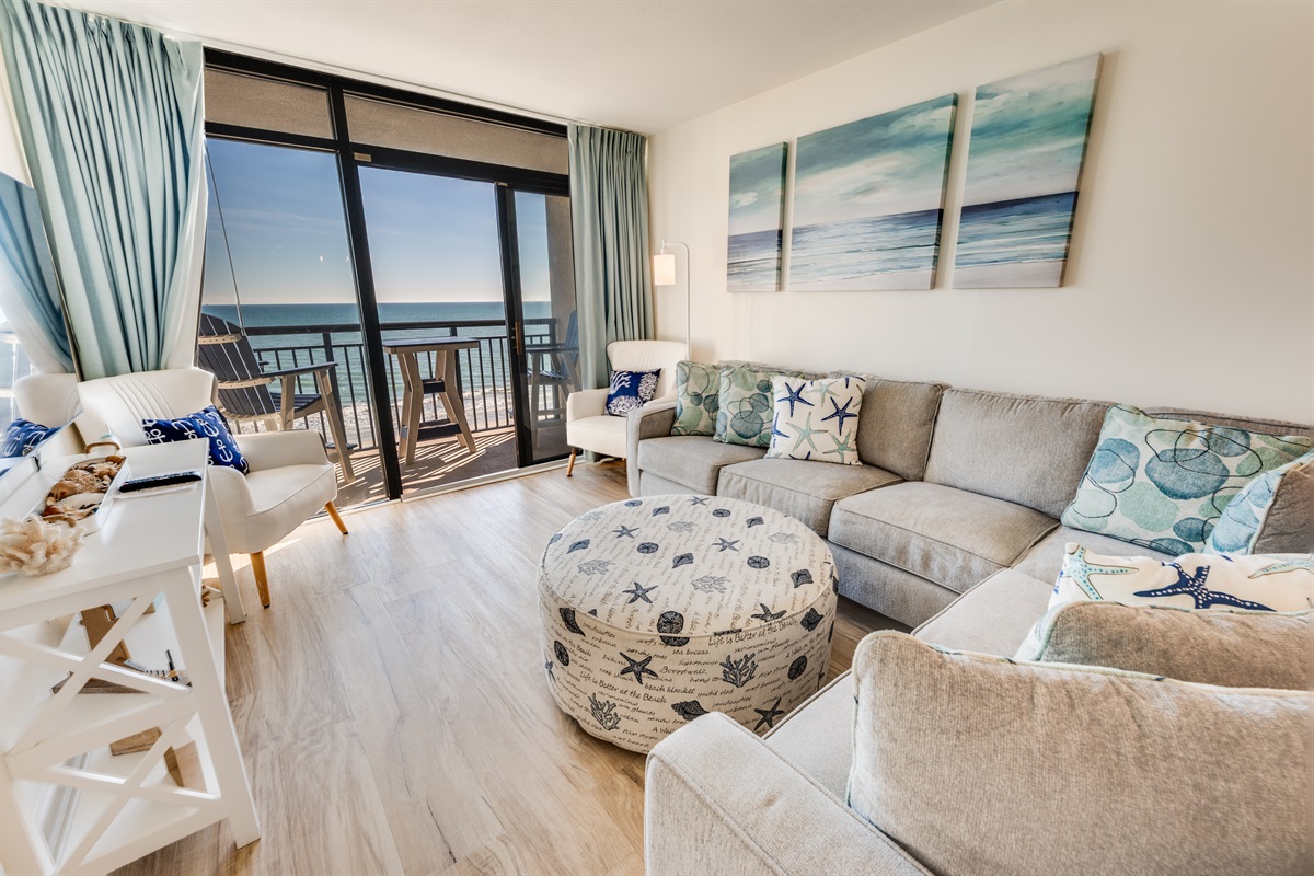 Living Room with Stunning Views🌊☀️