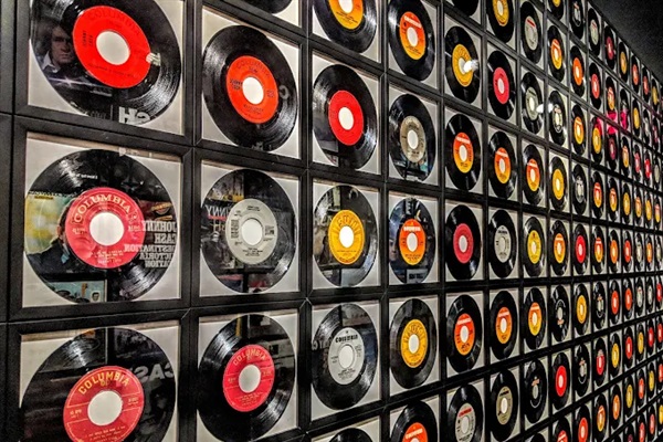 Johnny Cash Museum – Iconic Nashville attraction (12–15 min drive)