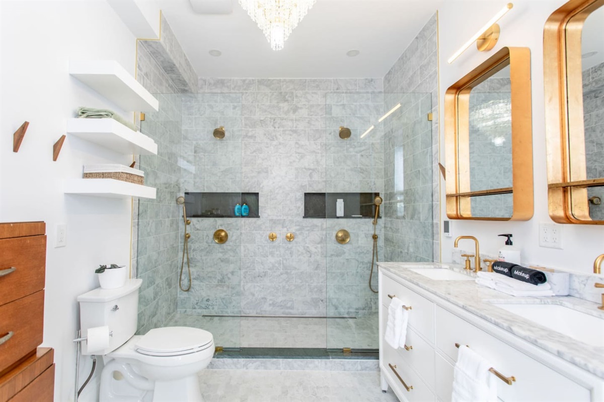 View of the Full Bathroom.