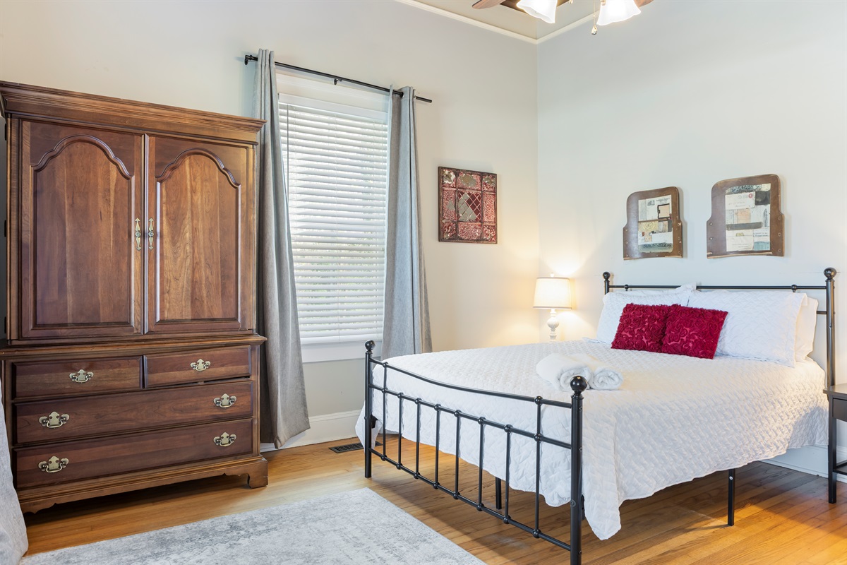 Bedroom 2 - Queen Bed