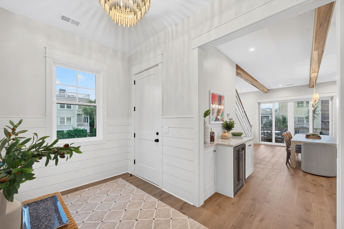 Entry | Tahanan Palms | 3 38th Ave | IOP Escapes