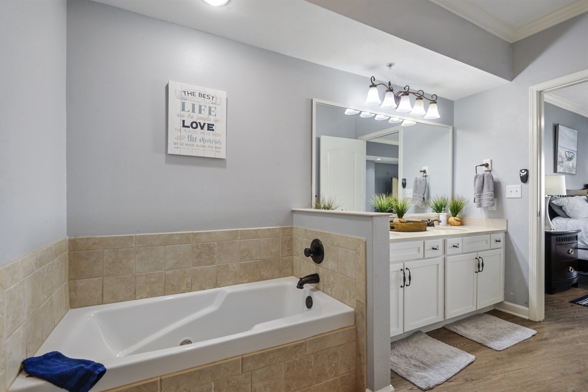 master en-suite bathroom: jacuzzi tub