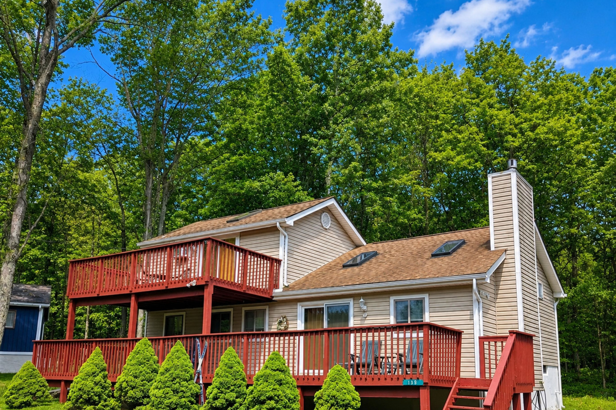 Welcome to our home in Arrowhead Lake - Pocono Mountains - Serhii Vacation Rentals