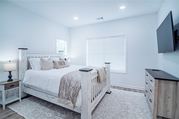 Upstairs Bedroom with Queen Bed