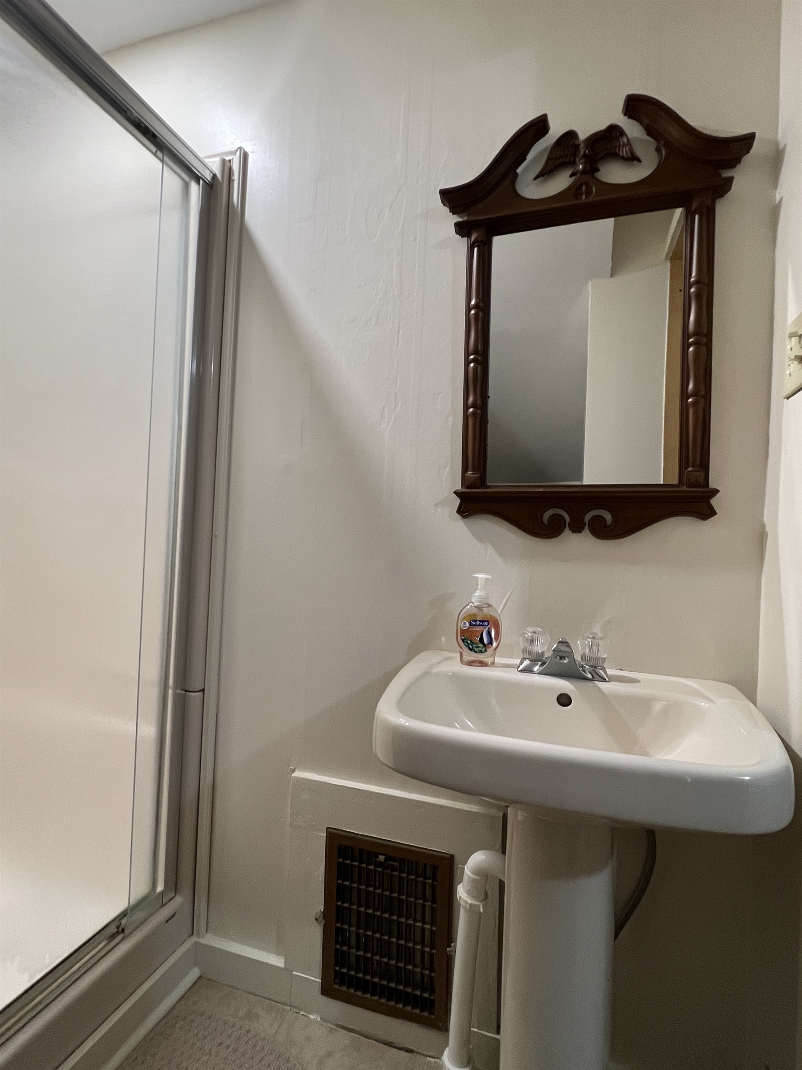 2nd floor ensuite w/ shower