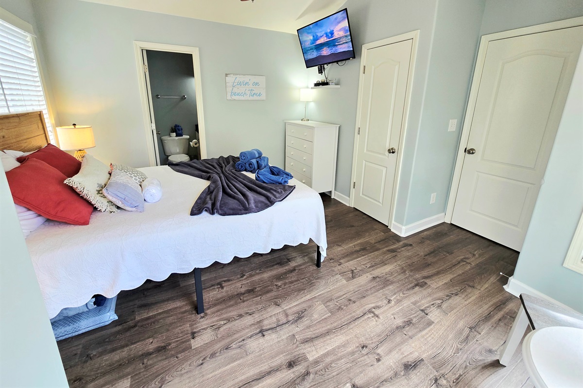 Bedroom 3 - Queen w/ Jack and Jill Connected Full Bathroom