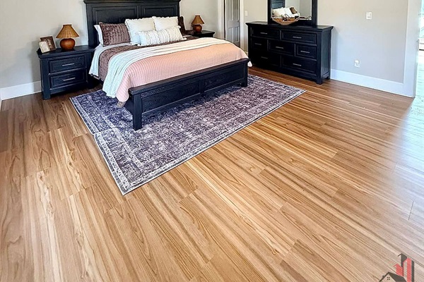 Second primary w/ king size bed, dresser, and Smart TV