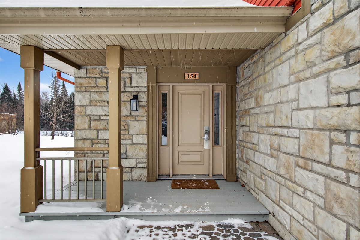 1st entrance w/ integrated keypad for smooth arrivals.