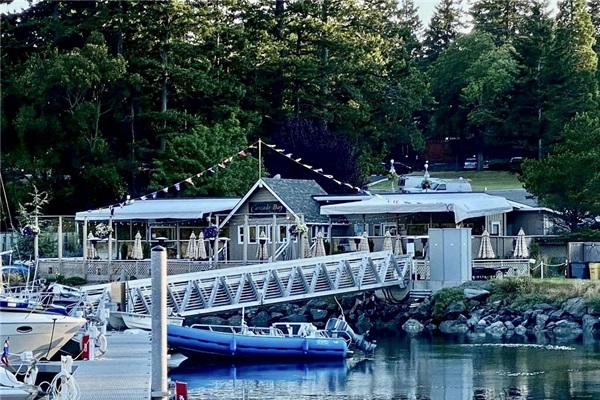 Cascade Bay Bar & Grill in the Summer