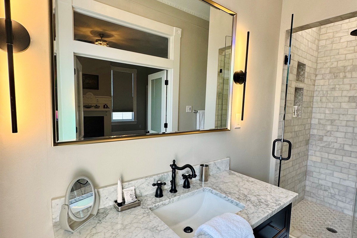 Bright ensuite full bathroom off of the primary suite.