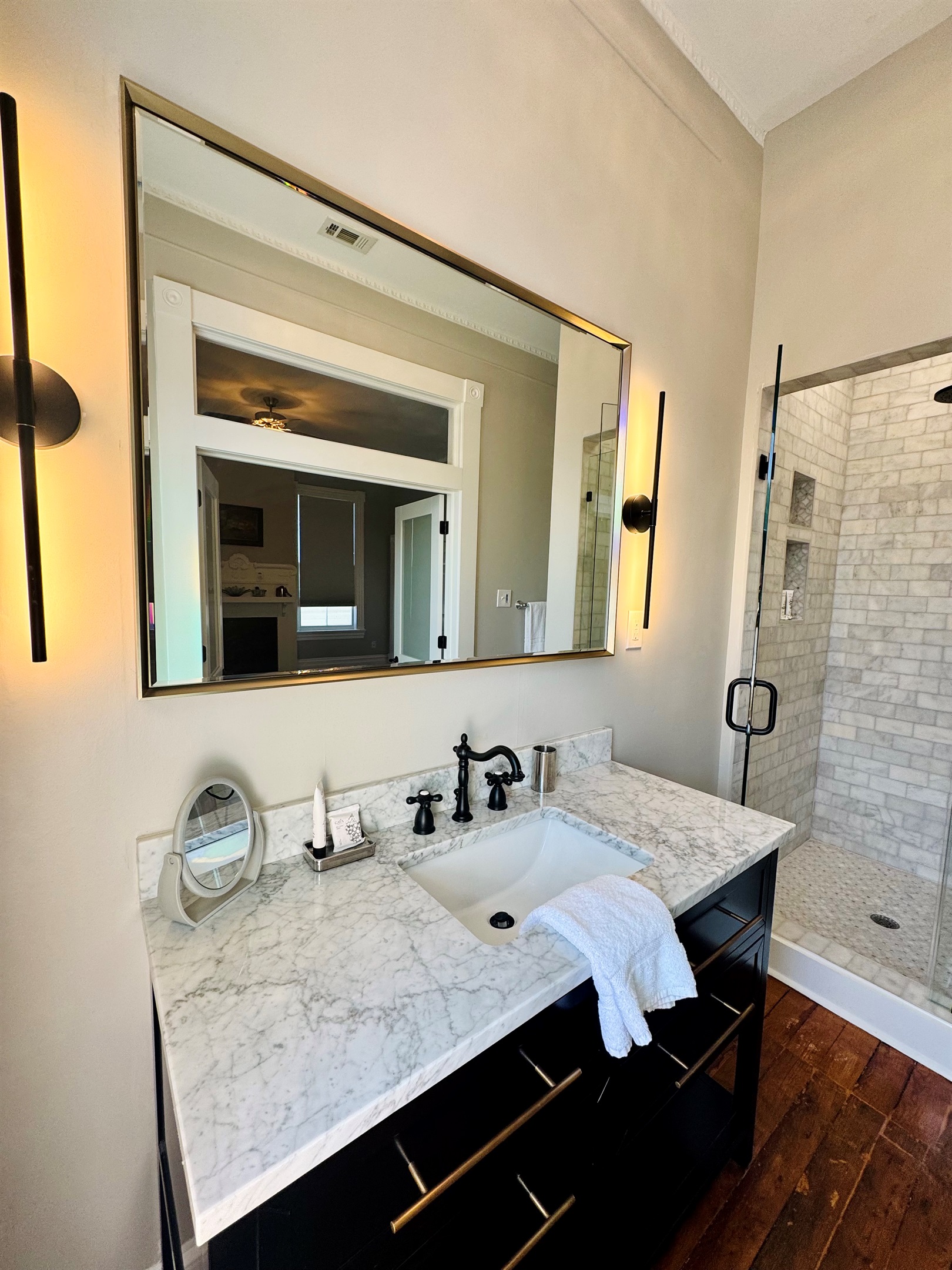 Bright ensuite full bathroom off of the primary suite.