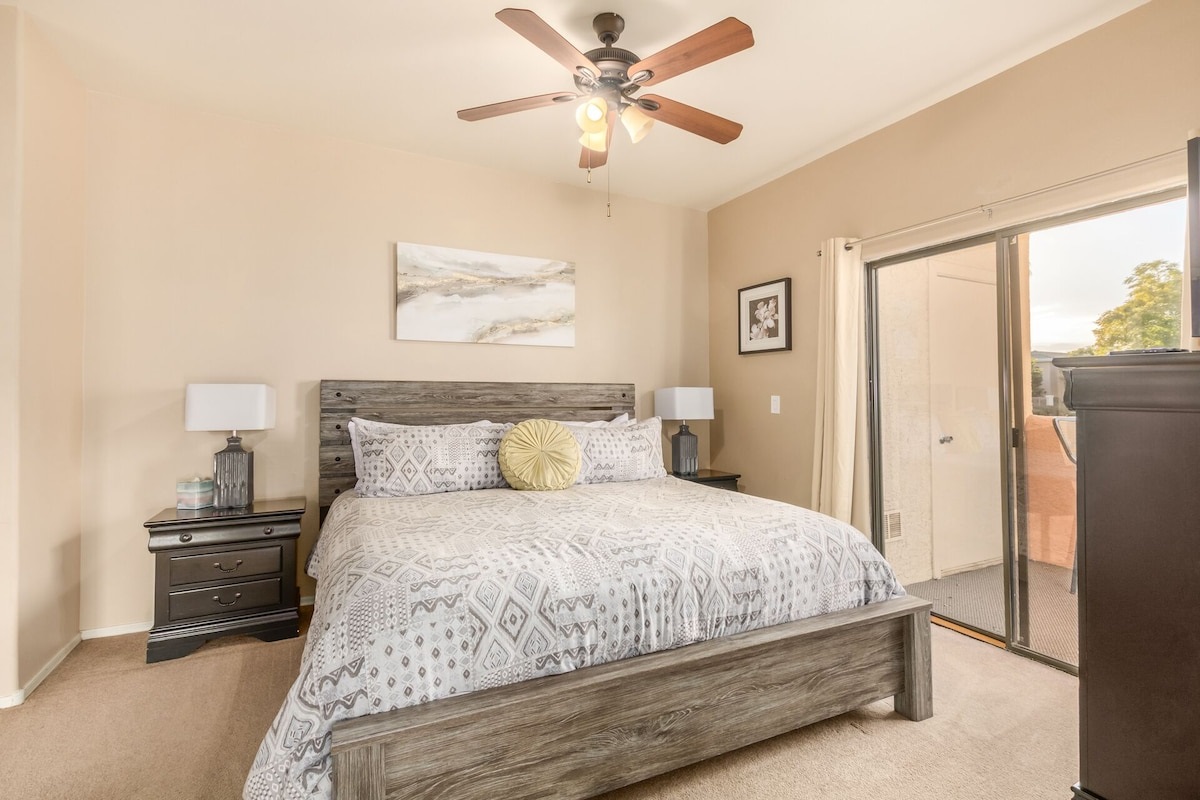 Main Bedroom with En Suite.  King Bed!